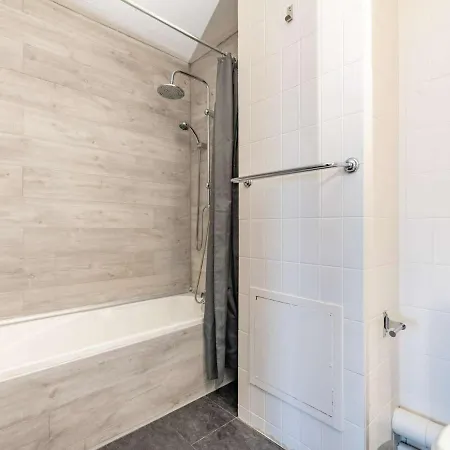 Apartment Moderne En Bord De Avec Balcon Et Parking - Fr-1-2-306 *