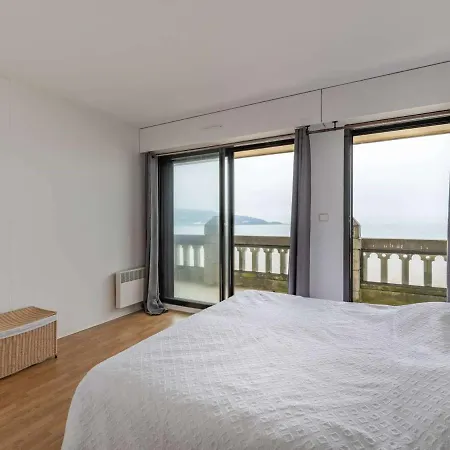 Moderne En Bord De Avec Balcon Et Parking - Fr-1-2-306